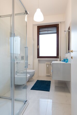 Suite, balcon | Salle de bain