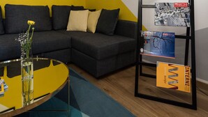 Rom – deluxe | Oppholdsområde | En 40-tommers smart-TV med førsteklasses TV-kanaler samt TV og Netflix