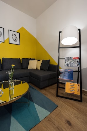 Habitación Deluxe | Zona de estar | Smart TV de 40 pulgadas con canales premium, una televisión