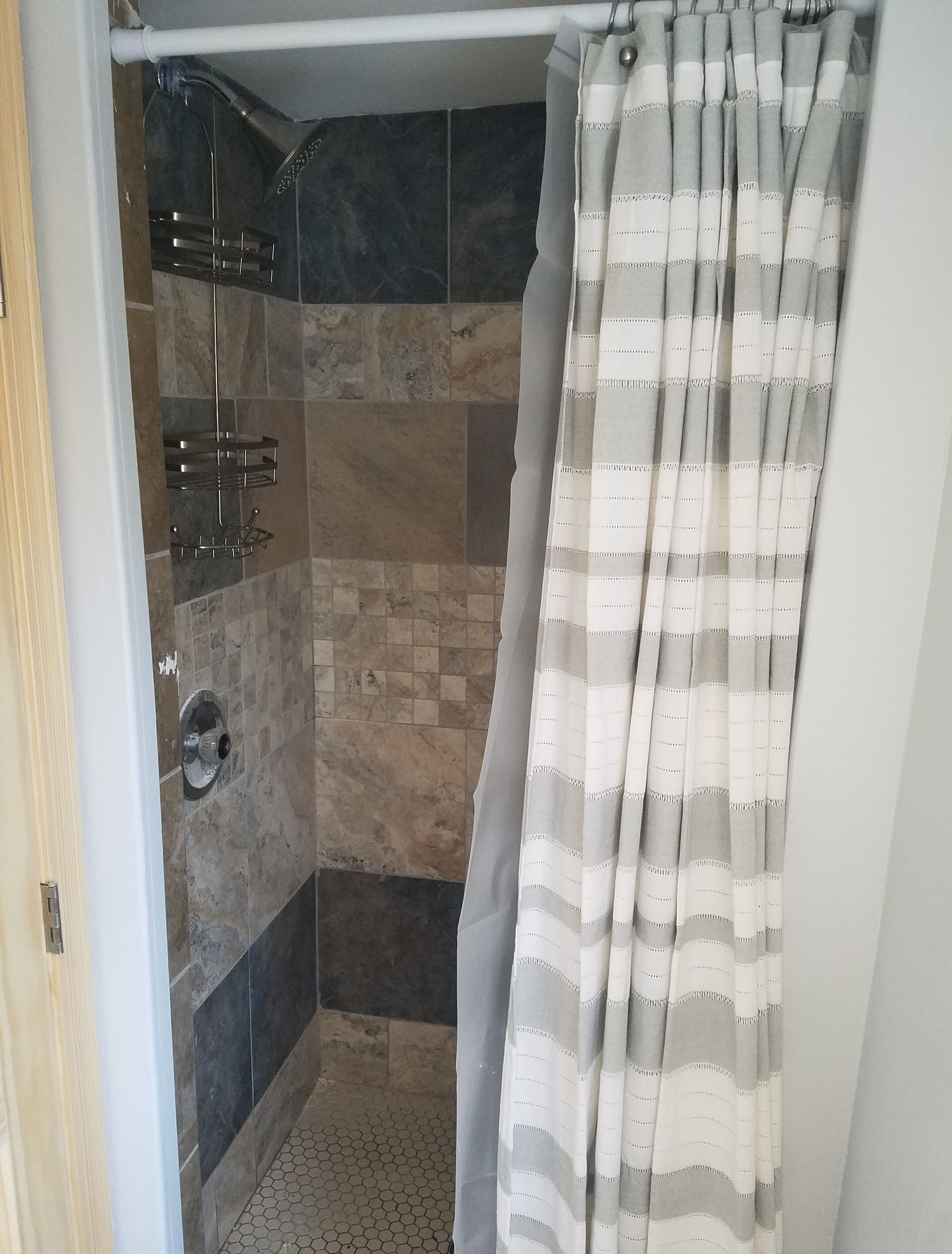 Douche, serviettes fournies, papier toilette