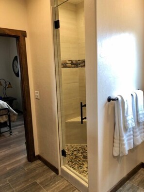 Dusche, Haartrockner, Handtücher, Seife