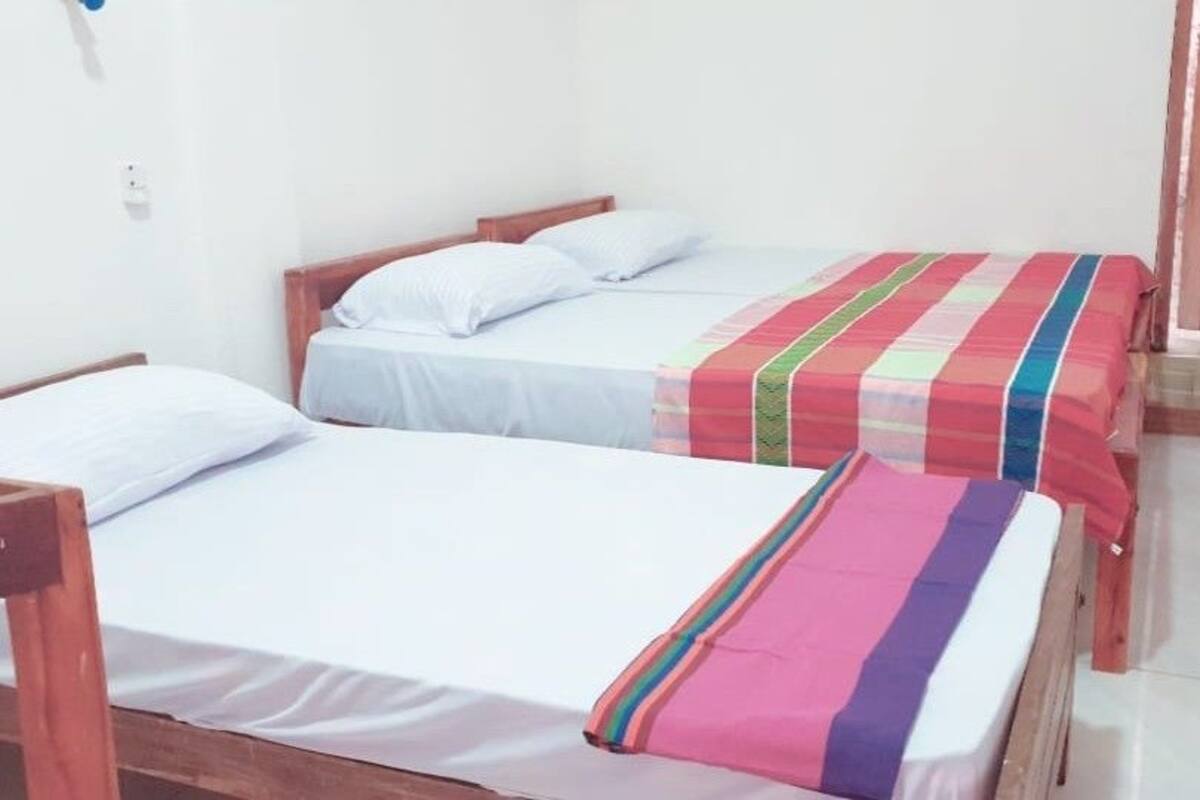 Decoración individual y espacio para trabajar con un portátil