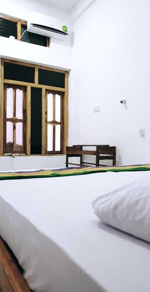 Decoración personalizada y espacio para trabajar con laptop