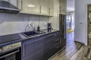 Køleskab, ovn, opvaskemaskine, kaffe-/temaskine