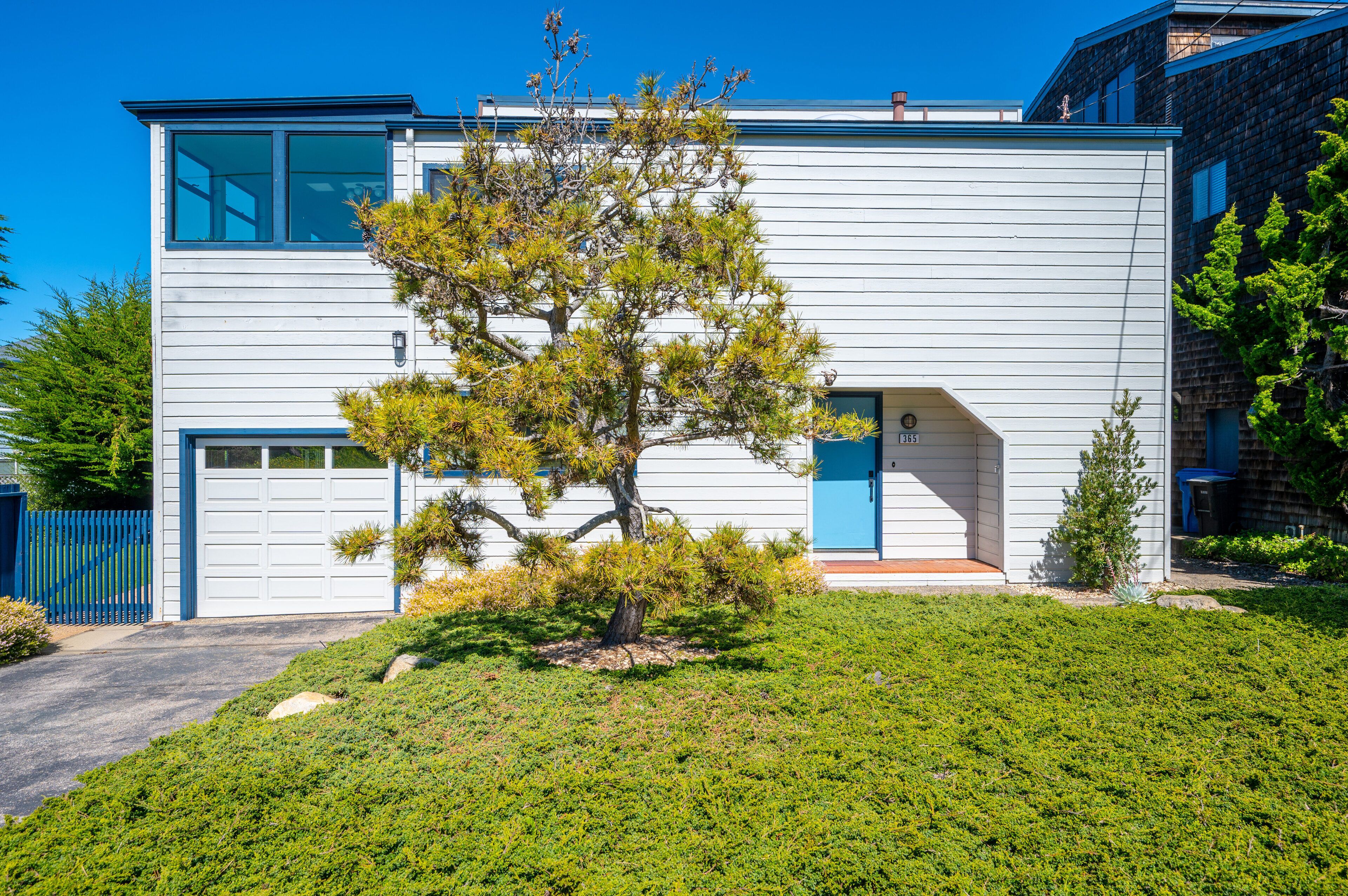 Beautiful, Pet-Friendly 3 bed/2.5 bath Beach Retreat on Park Hill in Cambria!