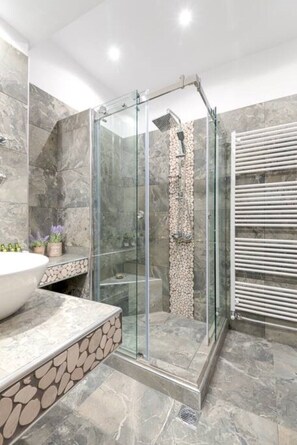 Combinazione doccia/vasca, asciugamani, sapone, shampoo