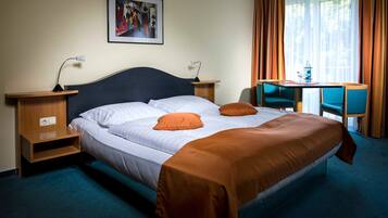 1 bedroom, desk, travel crib, WiFi