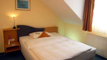 1 bedroom, desk, travel crib, WiFi