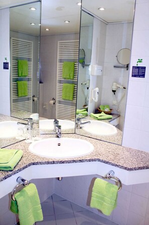 Ducha, secador de pelo y toallas