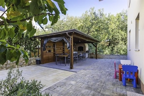 Outdoor dining - Apartment Medna B6 on the Second Floor (Cižici)