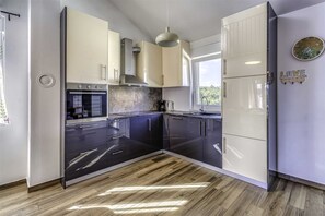 Frigorífic, forn, rentaplats i cafetera i tetera 