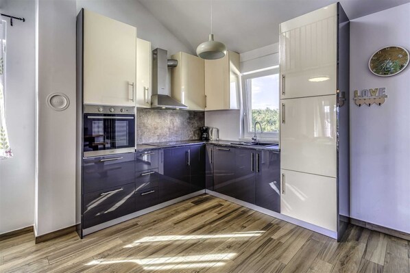 Fridge, oven, dishwasher, coffee/tea maker