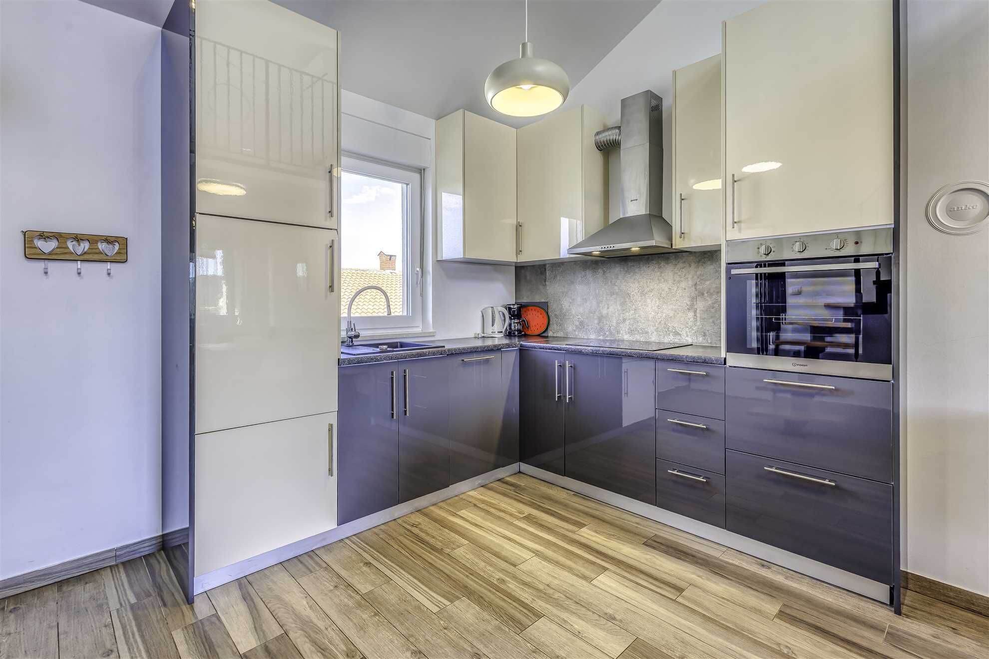 Kylskåp, ugn, diskmaskin och kaffe- och tebryggare