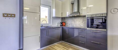 Fridge, oven, dishwasher, coffee/tea maker