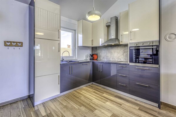 Kühlschrank, Ofen, Geschirrspüler, Wasserkocher mit Kaffee-/Teezubehör