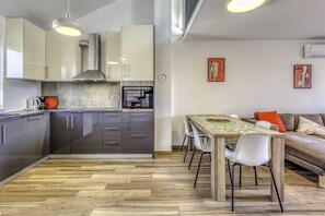 Refrigerador, horno, lavavajillas y cafetera y tetera 