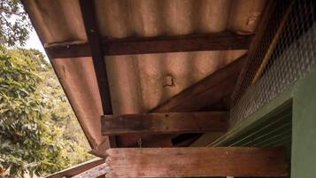 Un pasillo con piso de baldosas, un letrero de madera que dice 'Amazonia' y una pared roja.