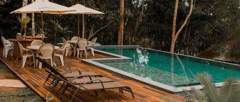 2 室外游泳池,池畔遮阳伞,日光浴躺椅