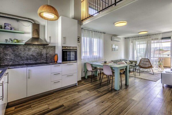 Fridge, oven, dishwasher, coffee/tea maker