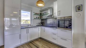 Fridge, oven, dishwasher, coffee/tea maker