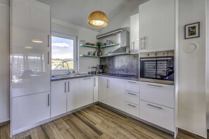 Jääkaappi, uuni, astianpesukone, kahvin-/teenkeitin