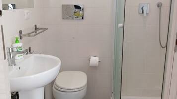 Badekar, hårføner, bidé og håndklær