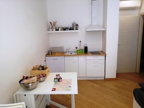Fridge, microwave, stovetop, dishwasher
