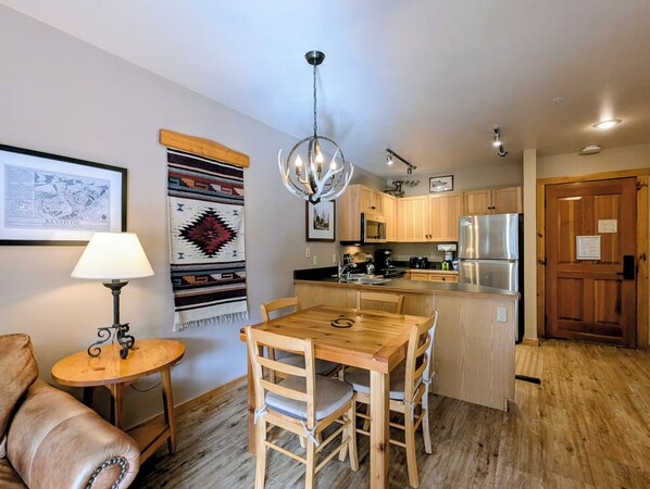 Una cocina acogedora con armarios de madera, una isla central y un candelabro.