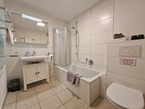 Bathtub, towels