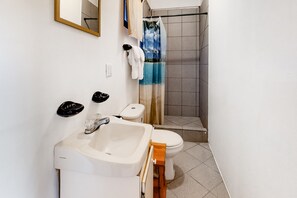 Towels - Multi-suite property w/ private pool, rooftop, grill, kayaks, partial AC & WiFi (Caye Caulker)