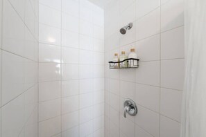 Een douche, een haardroger, handdoeken