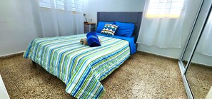 3 chambres, coffres-forts dans les chambres, fer et planche à repasser