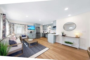 Télévision, cheminée, livres, espaces bureaux