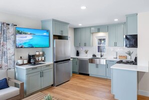 Réfrigérateur, four à micro-ondes, un four, surface de cuisson