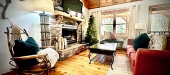 Majestic, private cabin with hot tub/multiple deck...a little taste of heaven!