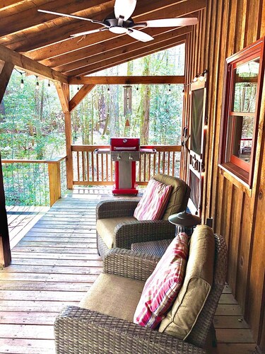 Majestic, private cabin with hot tub/multiple deck...a little taste of heaven!