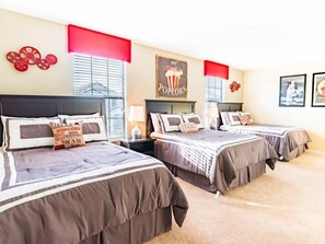9 bedrooms, desk, free WiFi - 9BR Pool Home in ChampionsGate (Davenport)
