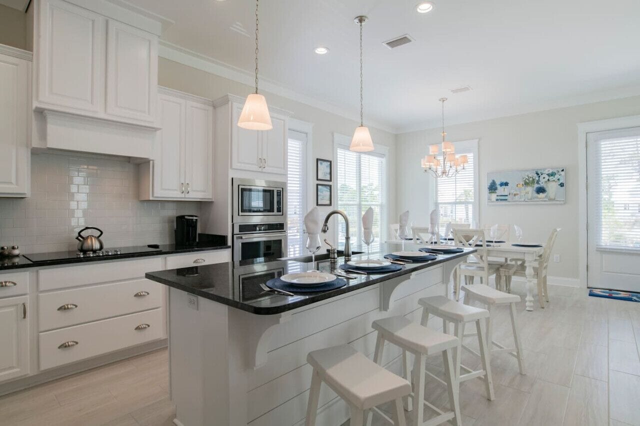 Kühlschrank, Wasserkocher mit Kaffee-/Teezubehör