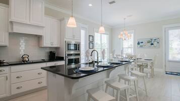 Refrigerador, cafetera/tetera, utensilios de cocina