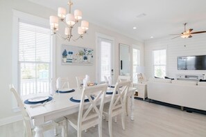 Dining - Sleeps 8 ! Spacious  5 bedrooms 5baths (Orange Beach)