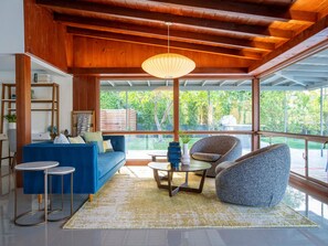 Smart TV y chimenea 