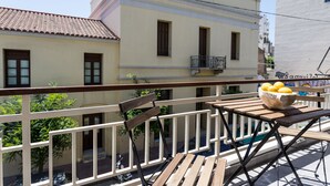 A balcony with wooden furniture and a bowl of lemons. - Special Prices Urban Athens Apartment 2 min walk from metro (Athina)