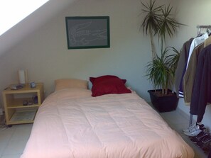 2 bedrooms, desk, iron/ironing board, free WiFi