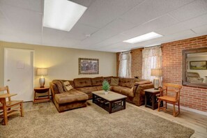 Een televisie en een open haard