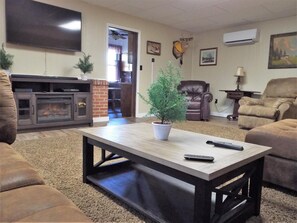 Een televisie en een open haard