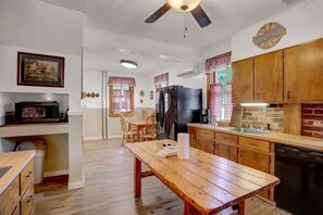 Een koelkast, een magnetron, een kookplaat, een vaatwasser