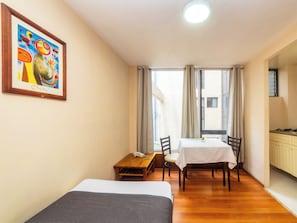 Desk, laptop workspace, iron/ironing board, free WiFi - Capital O Hotel Suites Marne, Mexico City (Mexico City)