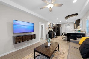 Televisio, kirjoja, työhuone