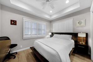 3 habitaciones, escritorio y tabla de planchar con plancha 