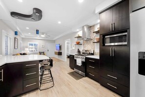 Jääkaappi, mikroaaltouuni, uuni, liesi